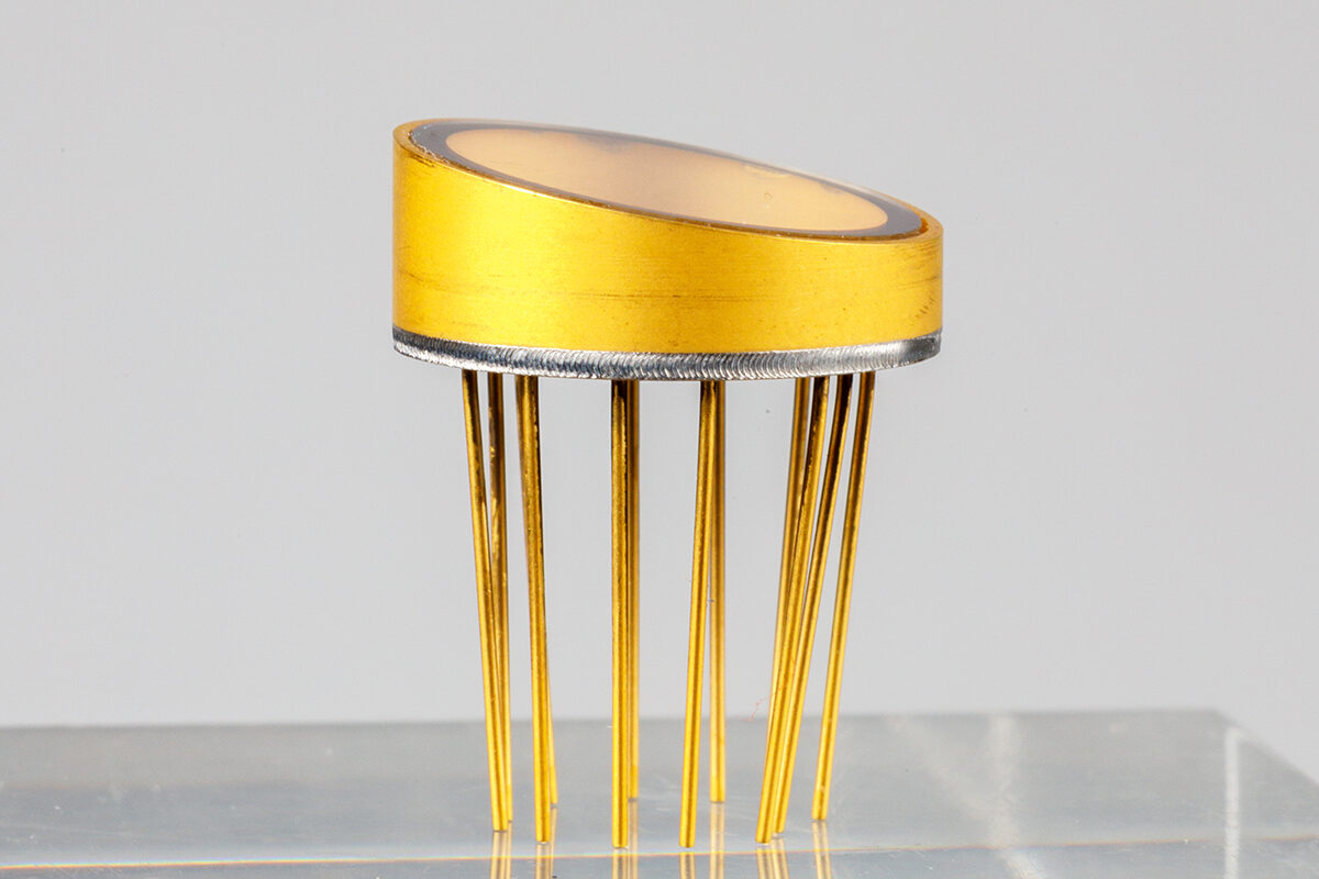Hermetic lid for optical device photo 2